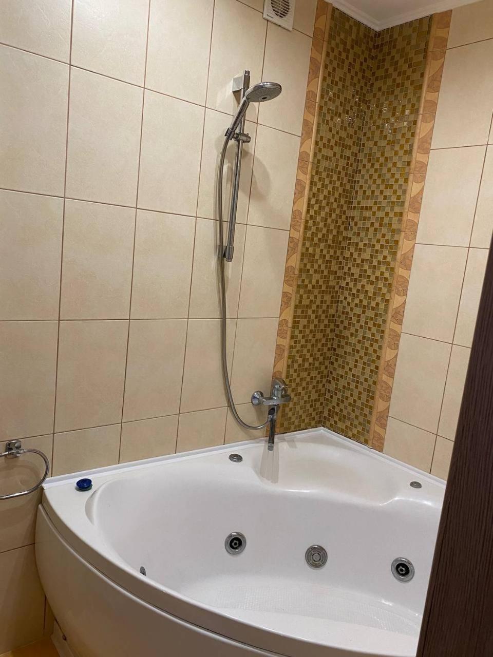 Apartpoltava Двокімнатні Апартаменти З Джакузі Біля Листопаду Exterior photo